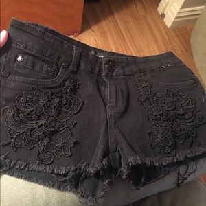 BLACK CHEEKSTER SHORTS